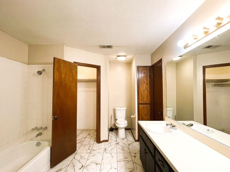 Building Photo - 5804 Republic Dr