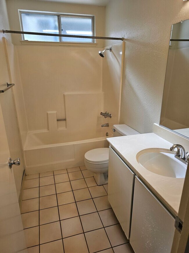 Building Photo - NICE UPDATED HOME IN SACRAMENTO!!