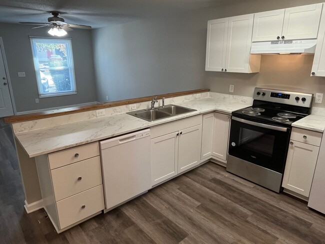 Building Photo - Remodeled 2 Bed, 2 Bath Duplex Unit in Kan...