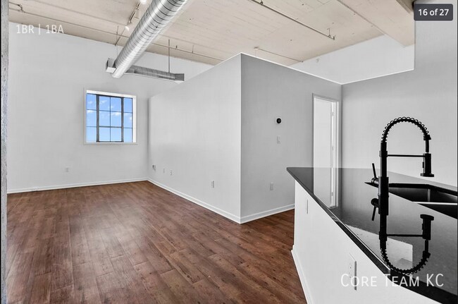 Building Photo - 320 W 7th St