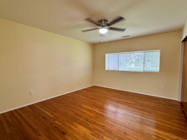 Building Photo - Cozy 3-Bedroom, 2-Bath home in tree-lined ...