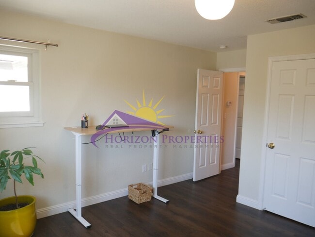 Building Photo - 1704 Summerhill Ct