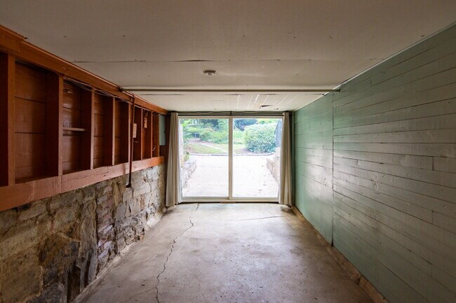 Building Photo - Inviting Stone Home for Rent – Walking Dis...