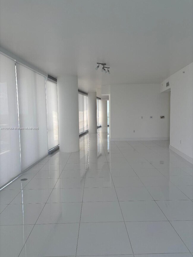 Building Photo - 17121 Collins Ave