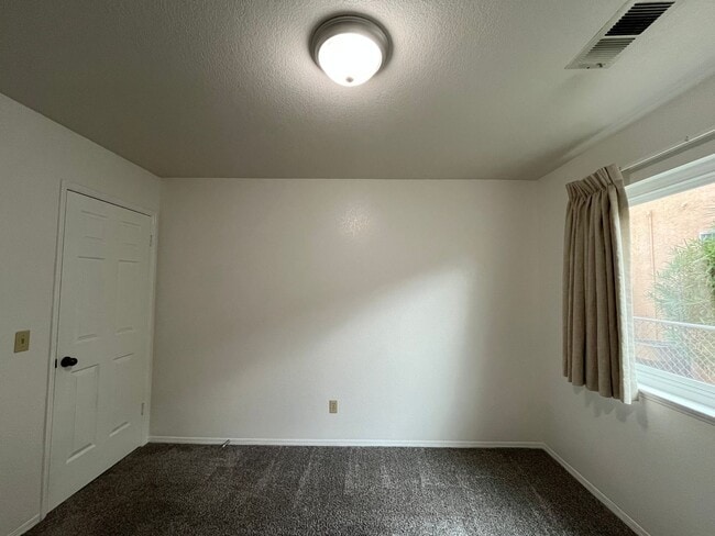 Building Photo - 924 Torrey Pines Dr