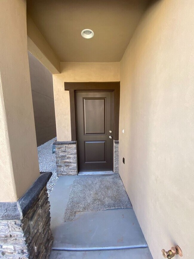 Building Photo - Beautiful 4 bed and 2.5 Bath in Desert Bluff Townhomes at Desert Canyons