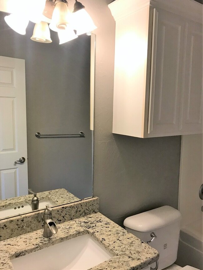 Building Photo - 3 Bed 2 Bath 2 Car Duplex in the Silvertre...