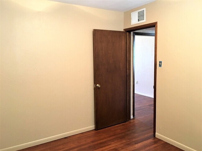 Building Photo - 2 Bed 1.5 Bath | Single Story | Nob Hill Location | Pet Allowed with Restrictions | Large Backyard
