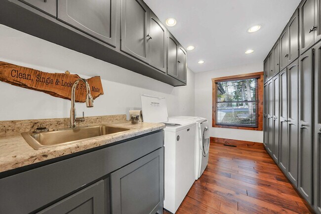 Building Photo - 201 Shady Ozark Ln