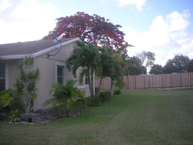 Right side of townhouse - 11701 SW 108th Ln