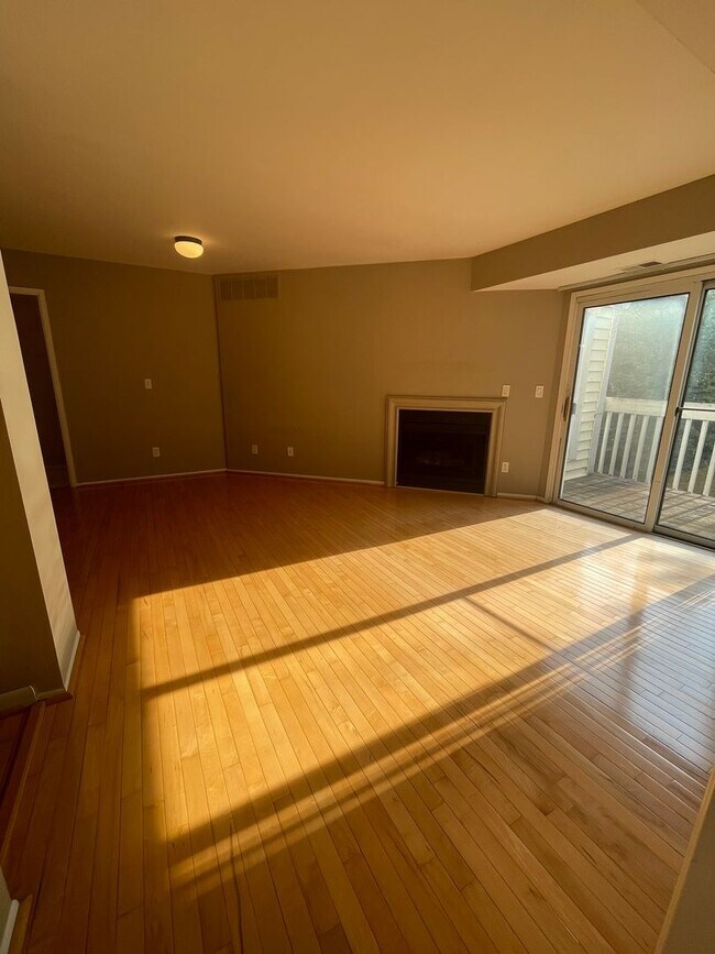 Building Photo - Three Bedroom Two Bath Condo | Laundry, Parking, & Central AC