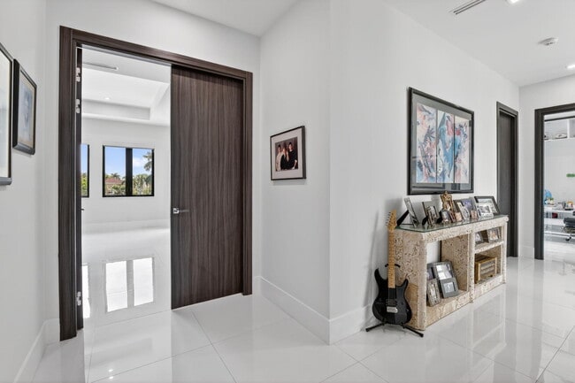 Building Photo - 334 Isle of Capri Dr