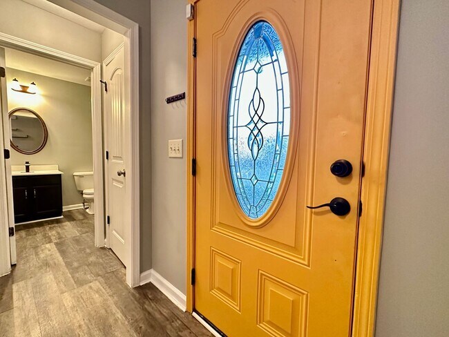 Building Photo - Move-In Special Available! Beautiful Singl...