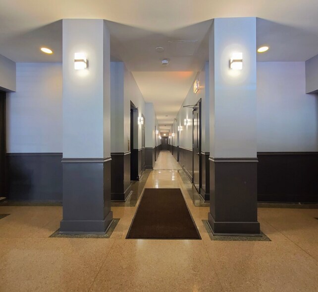 Building Photo - 917 W Dakin St