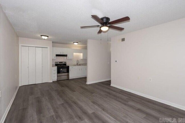Building Photo - 1100 Brookside Dr
