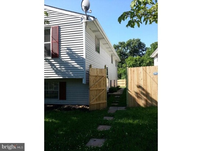 Building Photo - 210 Ellis St