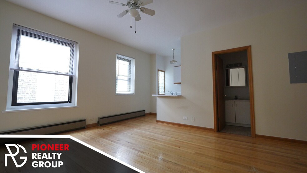 Building Photo - 633 W Barry Ave