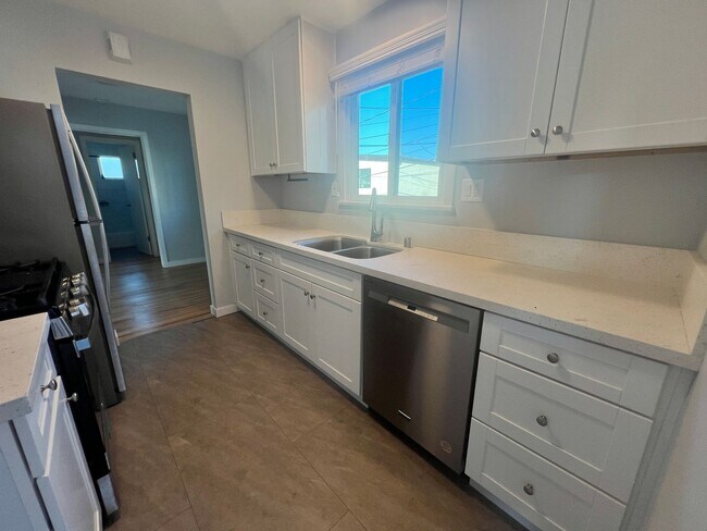 Building Photo - Sheldon St.