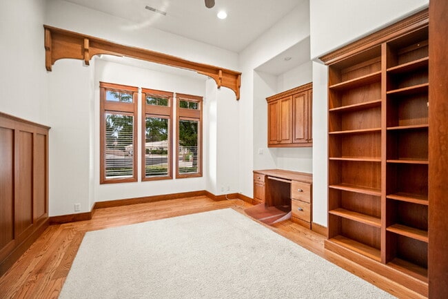 Building Photo - "Spacious 4-Bedroom, 4.5 Bathroom 4792 sq. ft. Retreat with Scenic Views and Cozy Fireplace in St...