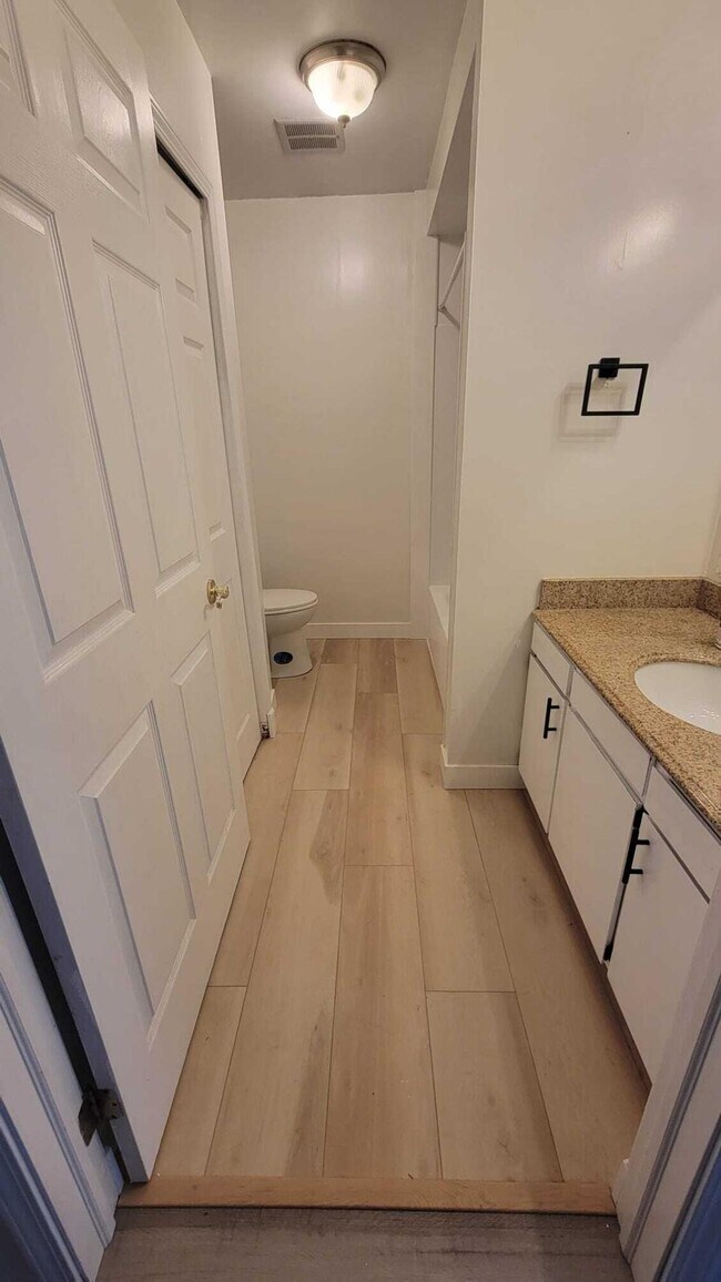 Building Photo - 655 Robinwood Dr