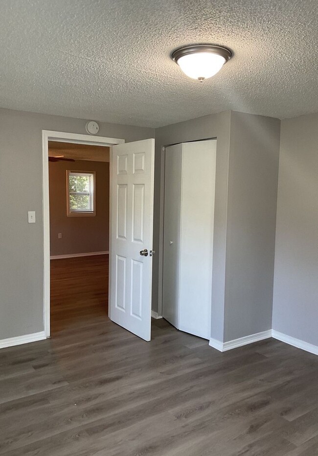 Building Photo - AVAILABLE NOW! Two bedroom home in Dallas!!