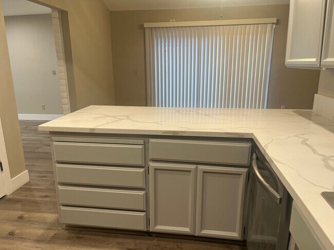 Building Photo - 1720 Kent St