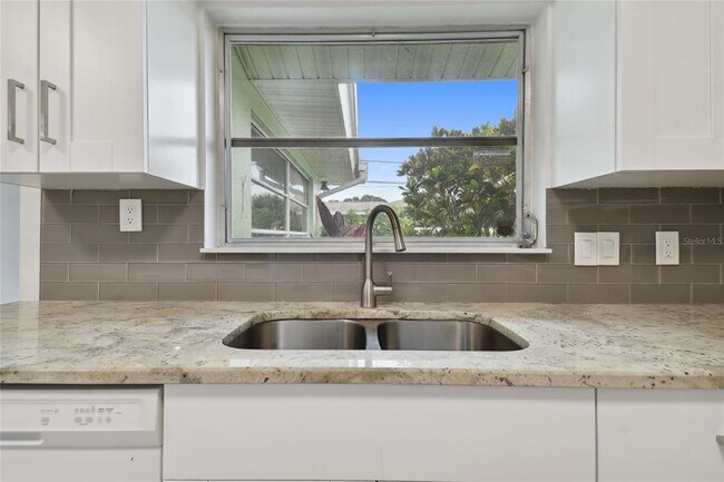 Building Photo - 2111 Lanai Ave