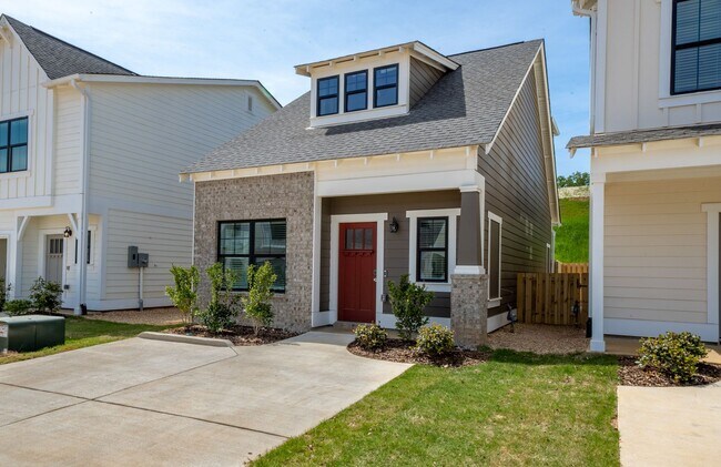 Building Photo - 2 Bedroom Home with Bonus Room/Office!