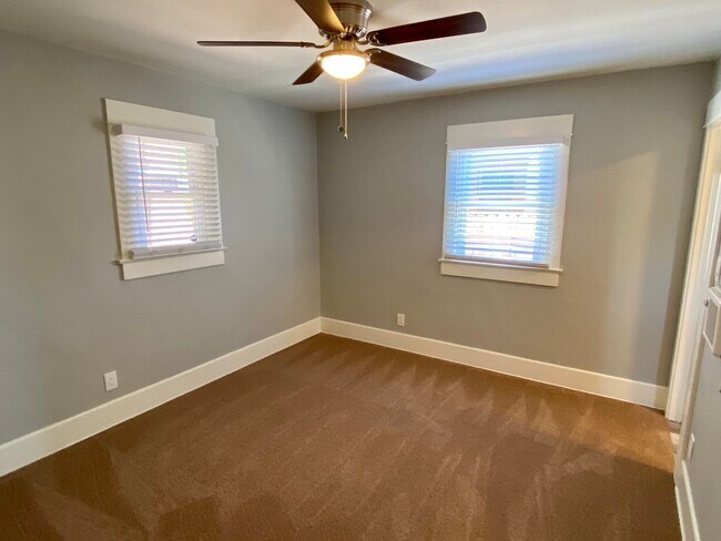 Building Photo - Charming 2 Bedroom Craftsman House w/Porch and Private Back Patio in Hillcrest