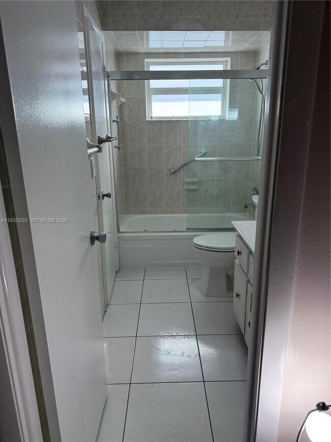 Building Photo - 5061 W Oakland Park Blvd