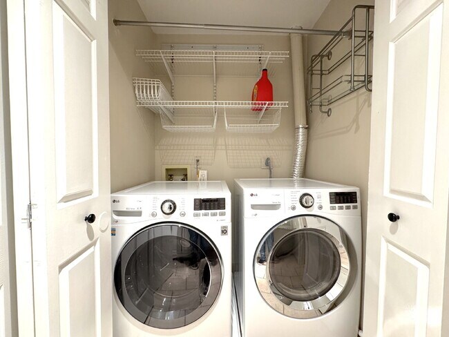 Building Photo - Premier Del Ray Townhome: Steps from The Avenue