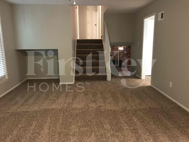 Building Photo - 5813 NW Aspen Ln