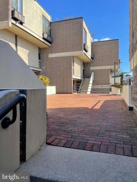 Building Photo - 2214 Deerfern Crescent