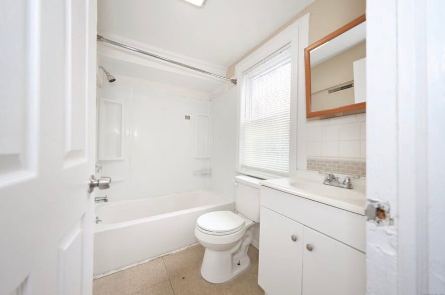 Primary Photo - 222 Howard Ave