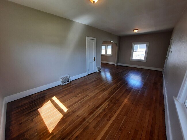 Building Photo - Pet Friendly Home with Fenced Back Yard and Hardwood Floors!