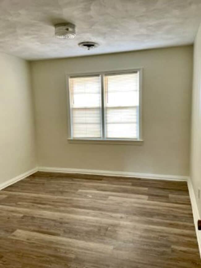 Building Photo - Larchmont