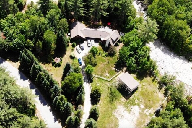 Building Photo - 140 Paquette Cir