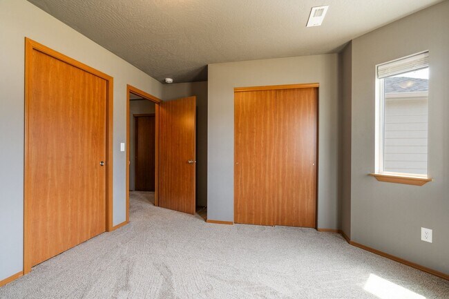 Building Photo - Charming Single-Level Home with Modern Com...