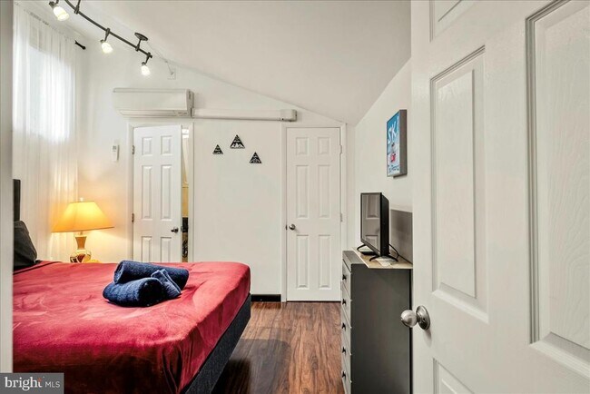 Building Photo - 31 Middle Village Way