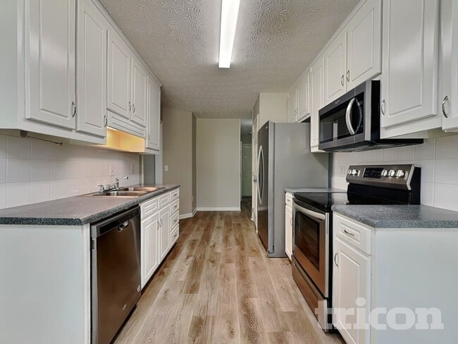 Building Photo - 714 Manor Ridge Dr