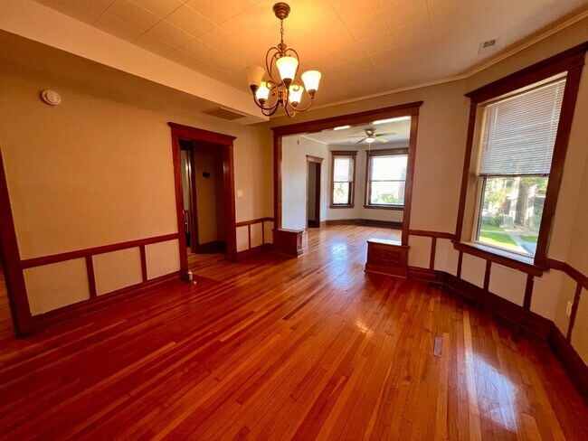 Building Photo - 3855 W Wrightwood Ave