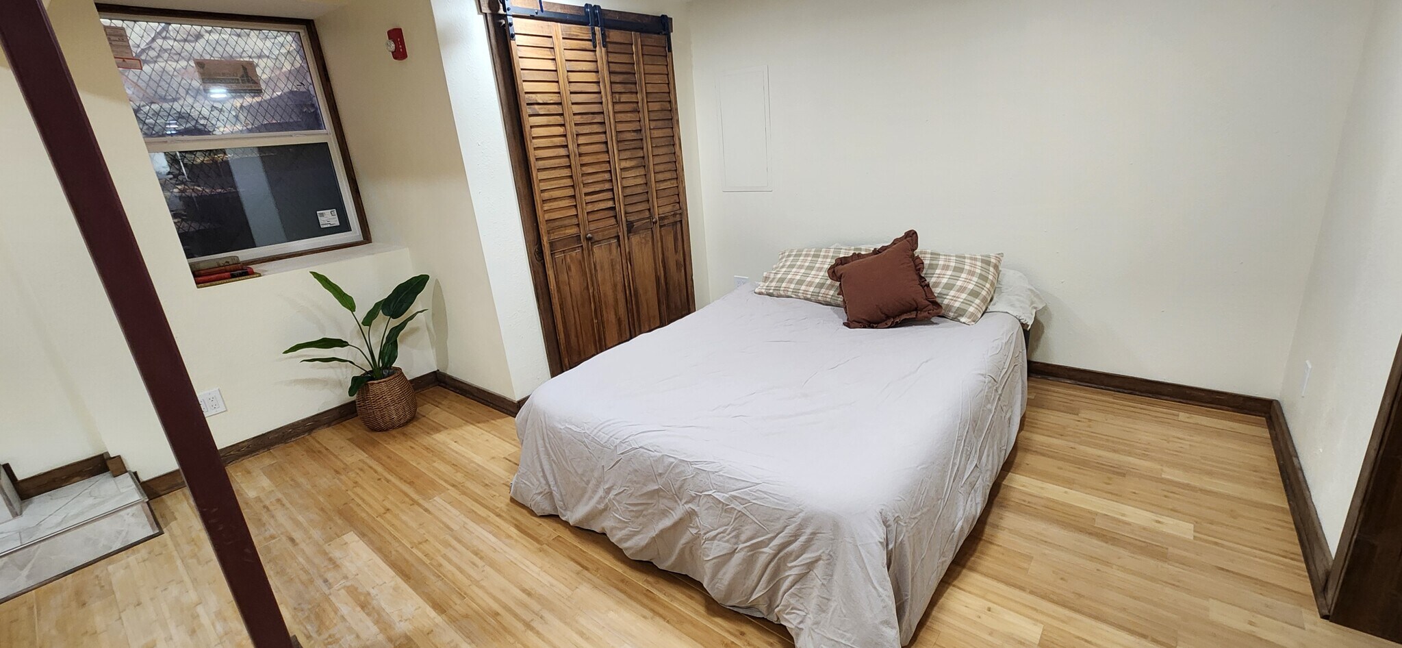 Building Photo - 423 W 1st Ave