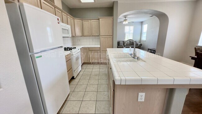Building Photo - 643 W Casanova Ln