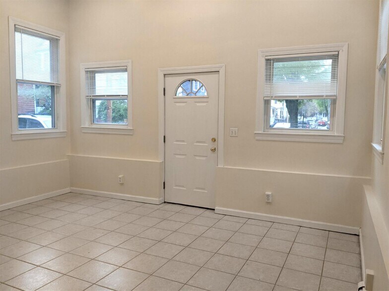 Building Photo - 83 Yorktown St