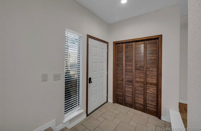 Building Photo - Gorgeous Condo in The Gated Community of T...