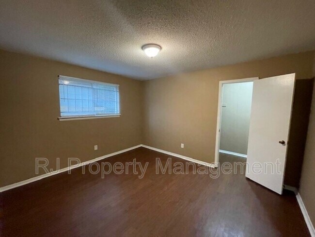 Building Photo - 3432 Powell Ave