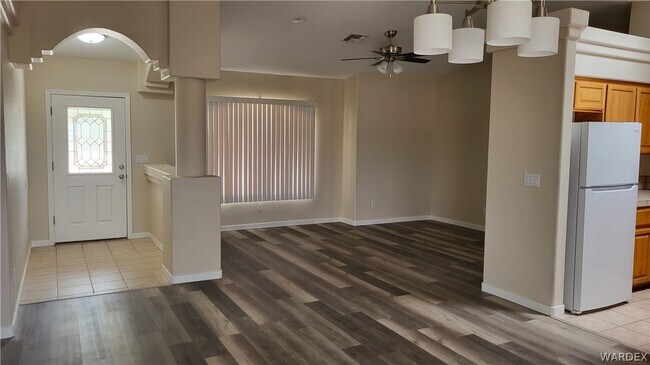 Building Photo - 2105 E Crystal Dr