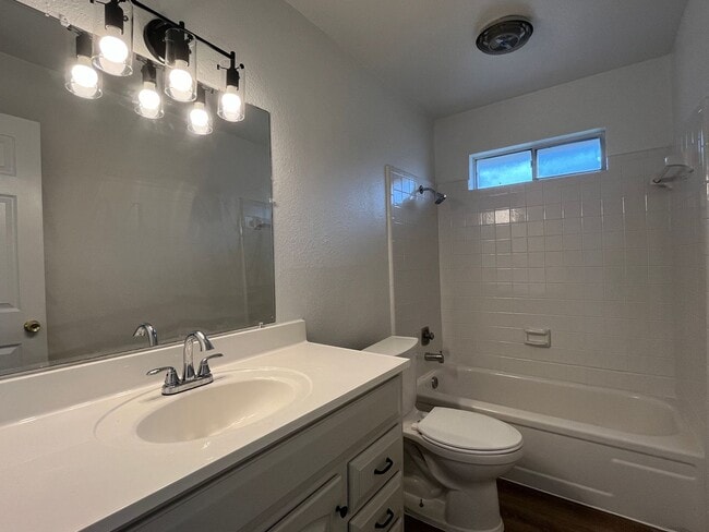 Building Photo - Recently Updated South Side Home!