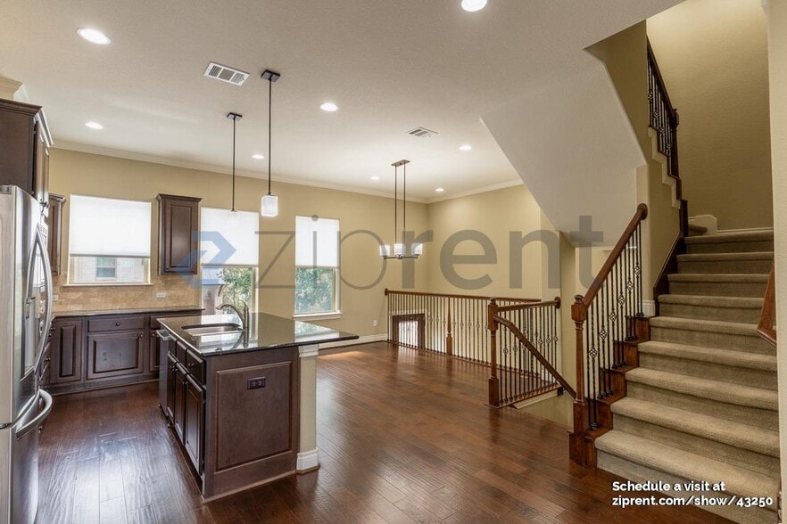 Building Photo - 1025 Highknoll Ln