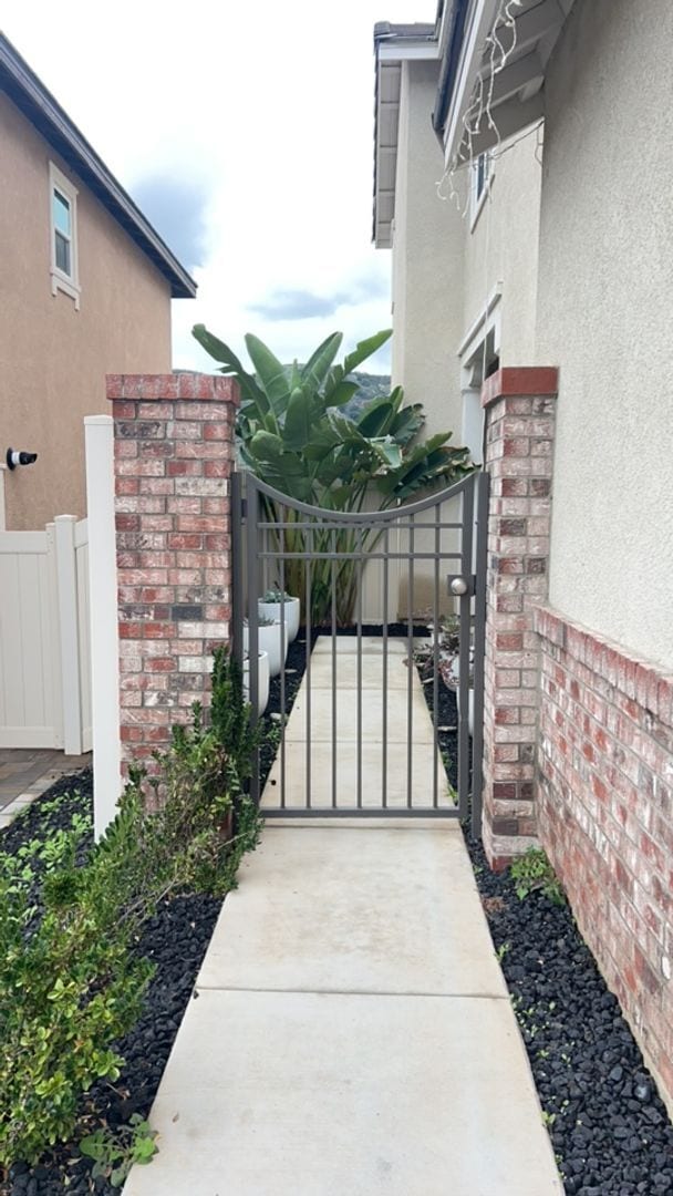 Building Photo - Beautiful 4 bedroom, 3 bath home nestled in the foothills of Fallbrook